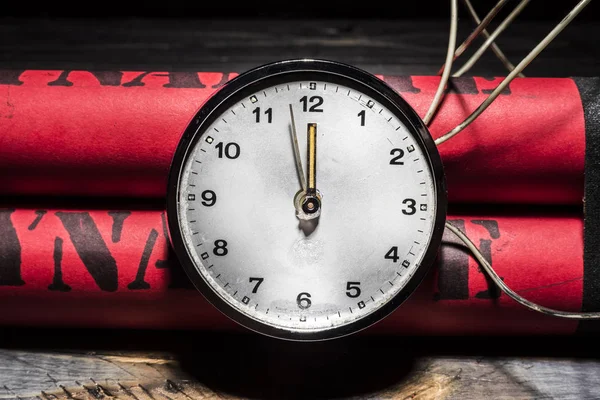 Dynamite Bom Met Een Timer Een Bos Van Dynamiet Zwarte — Stockfoto