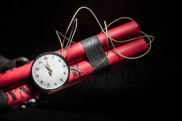 Динамитная бомба с таймером и куча динамита на черном фоне. Динамит взорвется или взорвется за 1 секунду
.