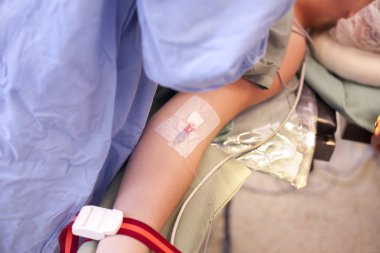 Parient IV damla üzerinde cerrahi ameliyat ile el