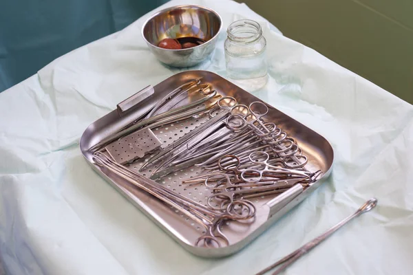 Instrumentos médicos en una bandeja de acero —  Fotos de Stock