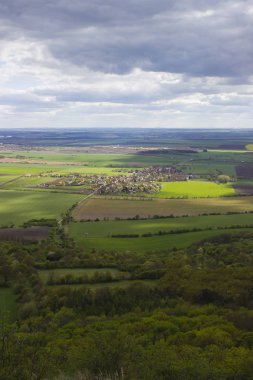 Bulutlu gökyüzü ve selektif güneş ile büyük peyzaj