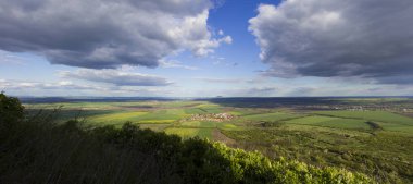 Bulutlu gökyüzü ve selektif güneş ile büyük peyzaj