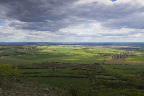 Bulutlu gökyüzü ve selektif güneş ile büyük peyzaj