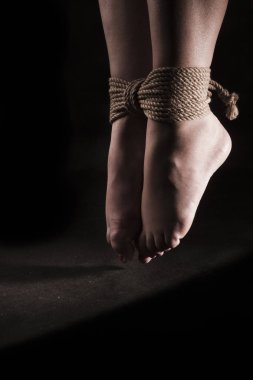 ayrıntı üzerinde siyah bir bac bağlı ayak itaatkâr genç kız askıya