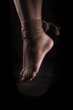 ayrıntı üzerinde siyah bir bac bağlı ayak itaatkâr genç kız askıya