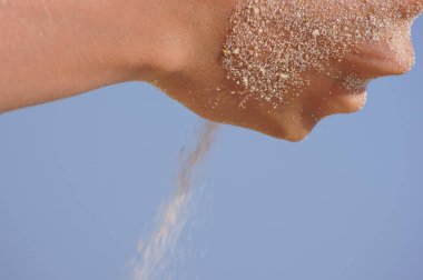 kum zaman çalışan için bir sembol olarak eller de çalışan, kayıp 