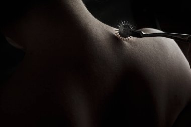 Çıplak itaatkâr kadın omuz, bdsm hareket Wartenberg tekerlek ile