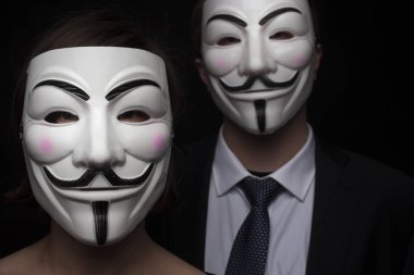 iki maske studio ile anonim eylemci hacker grubu üyesi 