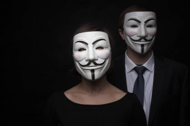 iki maske studio ile anonim eylemci hacker grubu üyesi 
