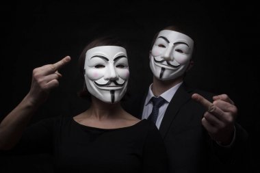 iki maske studio ile anonim eylemci hacker grubu üyesi 