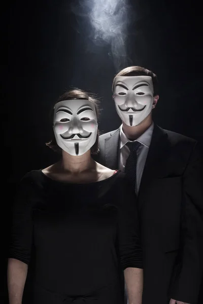 Anonymer Aktivist Hacker mit Maske im Studio erschossen — Stockfoto