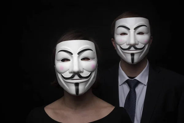 Dva členové skupiny anonymní aktivistických hackerů s maskou studio — Stock fotografie