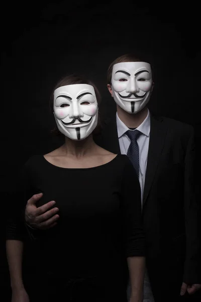 Zwei Mitglieder anonymer aktivistischer Hackergruppe mit Maskenstudio — Stockfoto