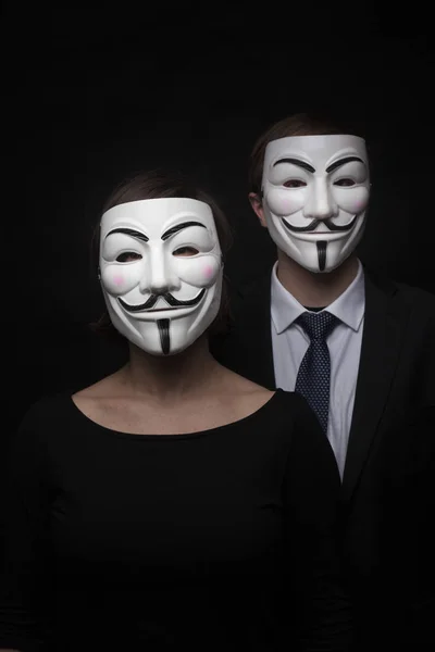 两名成员的匿名活动家黑客组与面具工作室 — 图库照片