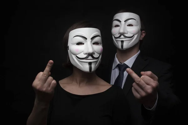 Twee leden van anonieme activistische hackers groep met masker studio — Stockfoto