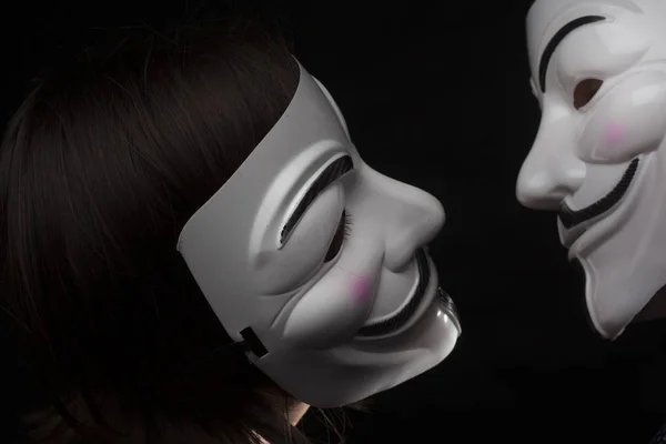 Dva členové skupiny anonymní aktivistických hackerů s maskou studio — Stock fotografie