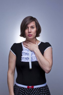 bir genç kadın ob mavi arka plan basiller saldırı