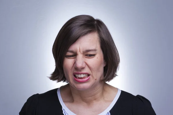 Widerlich Reife Frau Auf Blauem Hintergrund — Stockfoto