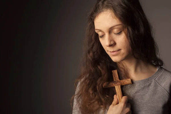 Junges Christliches Mädchen Mit Kreuz — Stockfoto