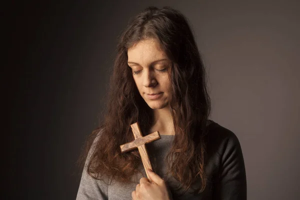 Молодая Христианка Крестом — стоковое фото
