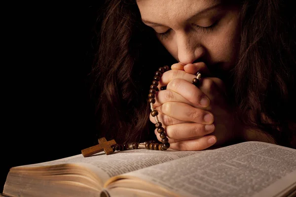 Junge Frau Betet Auf Heiliger Bibel Mit Rosenkranz — Stockfoto