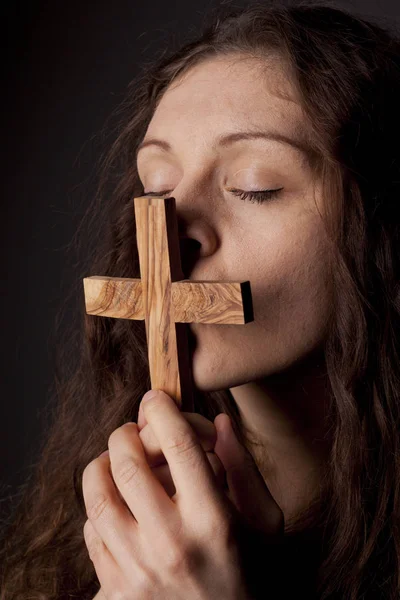 Frau Küsst Cristian Cross — Stockfoto