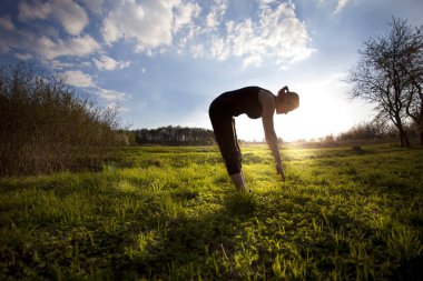 sahada germe / yoga yaparken kadın / koşu önce