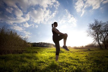 sahada germe / yoga yaparken kadın / koşu önce