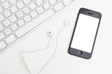 Siyah akıllı telefon ile izole perde beyaz masa.