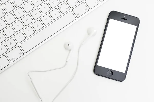 Siyah akıllı telefon ile izole perde beyaz masa.