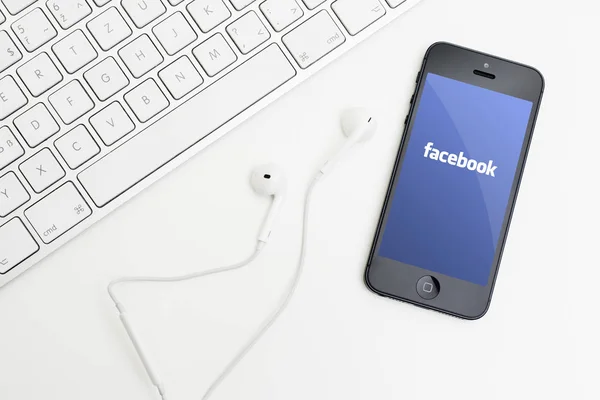 Dünyanın en büyük sosyal ağı Facebook. 2004 yılında Harvard Üniversitesi'nde eğitim sırasında Mark Zuckerberg ve onun oda arkadaşı tarafından kurulduğu.