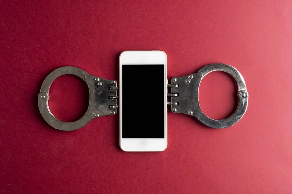 Akıllı telefon bağımlılık kavramı kırmızı zemin üzerine