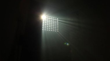 Hapishane kapıdan ışık parlıyor