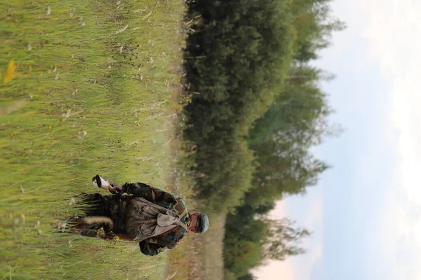 Cazador Con Arma Está Caminando Través Hierba Larga Busca Caza — Foto de Stock