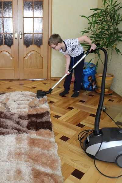 少年は宮殿とカーペットを掃除し子供は家事で忙しく家の掃除で子供を育てる — ストック写真
