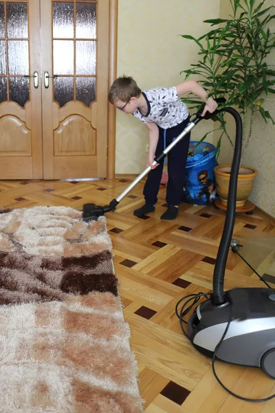 Ragazzo Aspira Palazzo Tappeto Bambino Impegnato Con Faccende Domestiche Crescendo — Foto Stock