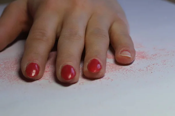 Mestre Esmalte Coloca Fixador Dedo Antes Fazer Gel Unhas Salão — Fotografia de Stock