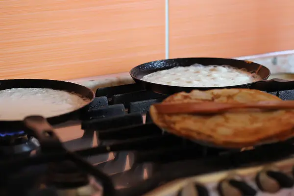 Palacsintát Sütünk Egyszerre Két Serpenyőben Házi Készítésű Ételt Vasárnap Reggel — Stock Fotó