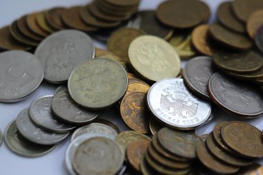 dağınık Rus sikkesi, 5 ruble, 10 ruble 2 ruble kartal