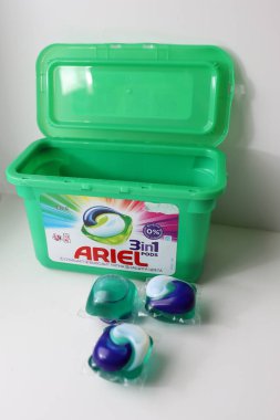 Moskova / Rusya-Mart 2020: Plastik kutunun yanında Ariel toz kapsülleri