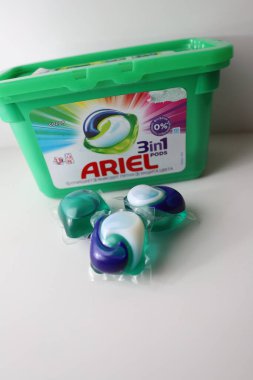 Moskova Rusya-Mart 2020: Ariel toz kapsülleri plastik kutunun yanında