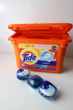 Bir çamaşır kapsülünde toz, gelgit tozu paketi.