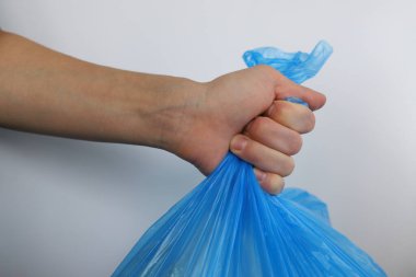 Çöp torbasını bağlayan el, plastikle mücadele çevre içindir, temiz gezegen için.