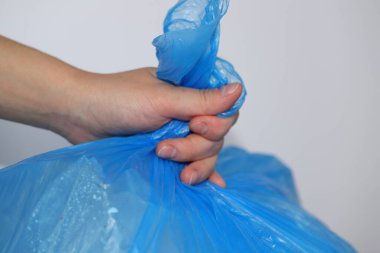 Çöp torbasını bağlayan el, plastikle mücadele çevre içindir, temiz gezegen.