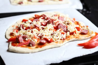 Çocuk pizzayı bir çocuğun elleriyle hazırlıyor ve taze malzemeler mantar, mozarella peyniri soğan ve hamuru akşam yemeği olarak hazırlıyor ya da aşçılık sınıfında yemek pişirmeyi öğreniyor..