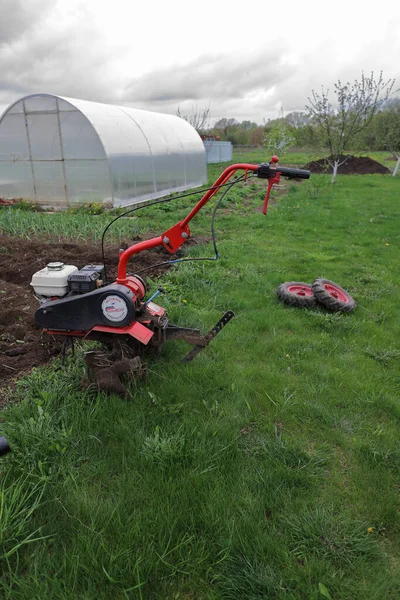 Ein Mann Bewirtschaftet Das Land Mit Einem Grubber Einem Frühlingsgarten — Stockfoto