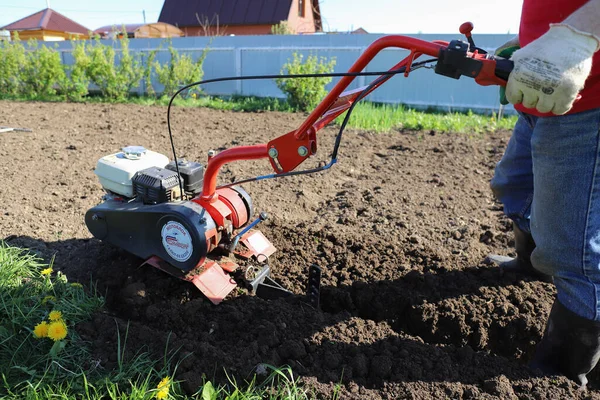 Man Farmer Pflügt Das Land Mit Einem Grubber Landtechnik Bodenbearbeitungsmaschine — Stockfoto