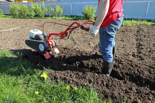 Man Farmer Pflügt Das Land Mit Einem Grubber Landtechnik Bodenbearbeitungsmaschine — Stockfoto