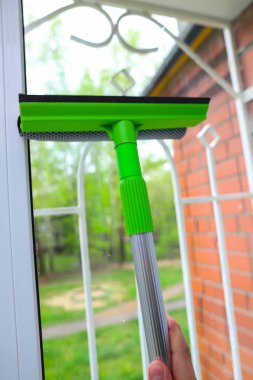 Evde tek başına pencereleri temizliyorsun. Paçavralar, süngerler, deterjanlar, bahar temizliği.