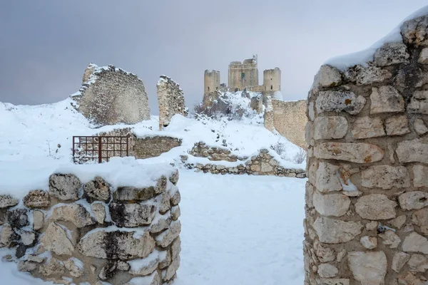 アブルッツォ州の古代の土地でロッカ Calascio の印象的な城 — ストック写真